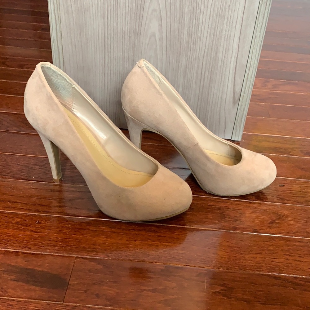 Size 6.5 suede beige color heel
